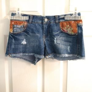 🕸AnM Original🕸 . . . 'Short Shorts' Distressed w/Floral Pattern - 26/2